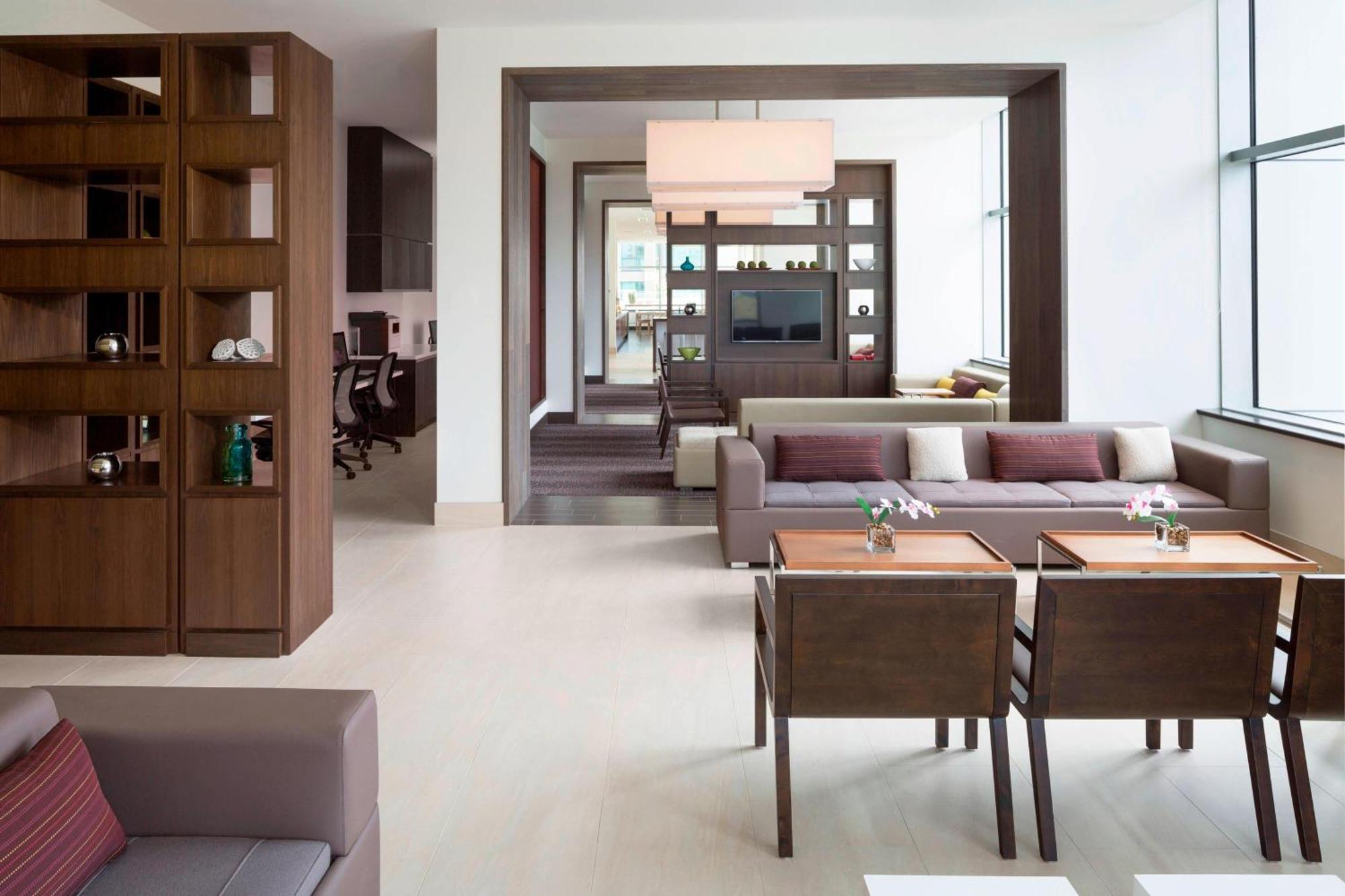 Element Vancouver Metrotown Hotel 4*