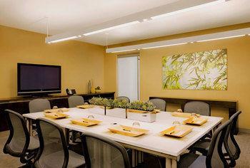 Hotel Element Vancouver Metrotown 4*