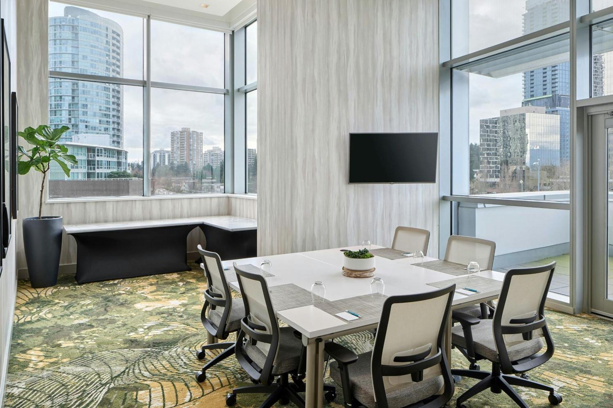 Element Vancouver Metrotown Hotel 4*
