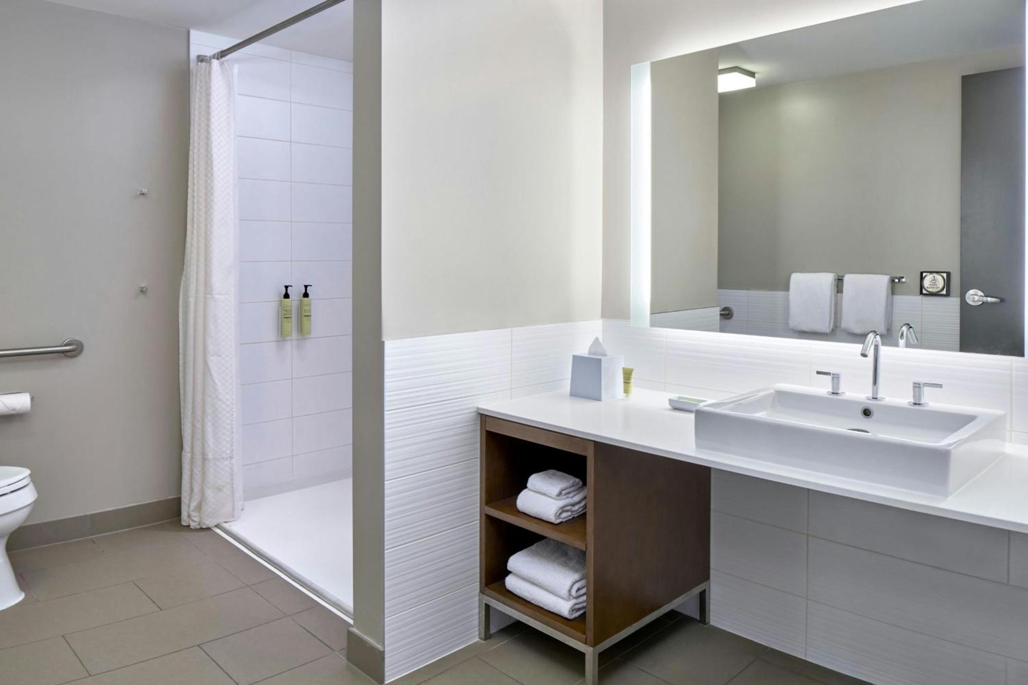 Element Vancouver Metrotown Hotel 4*