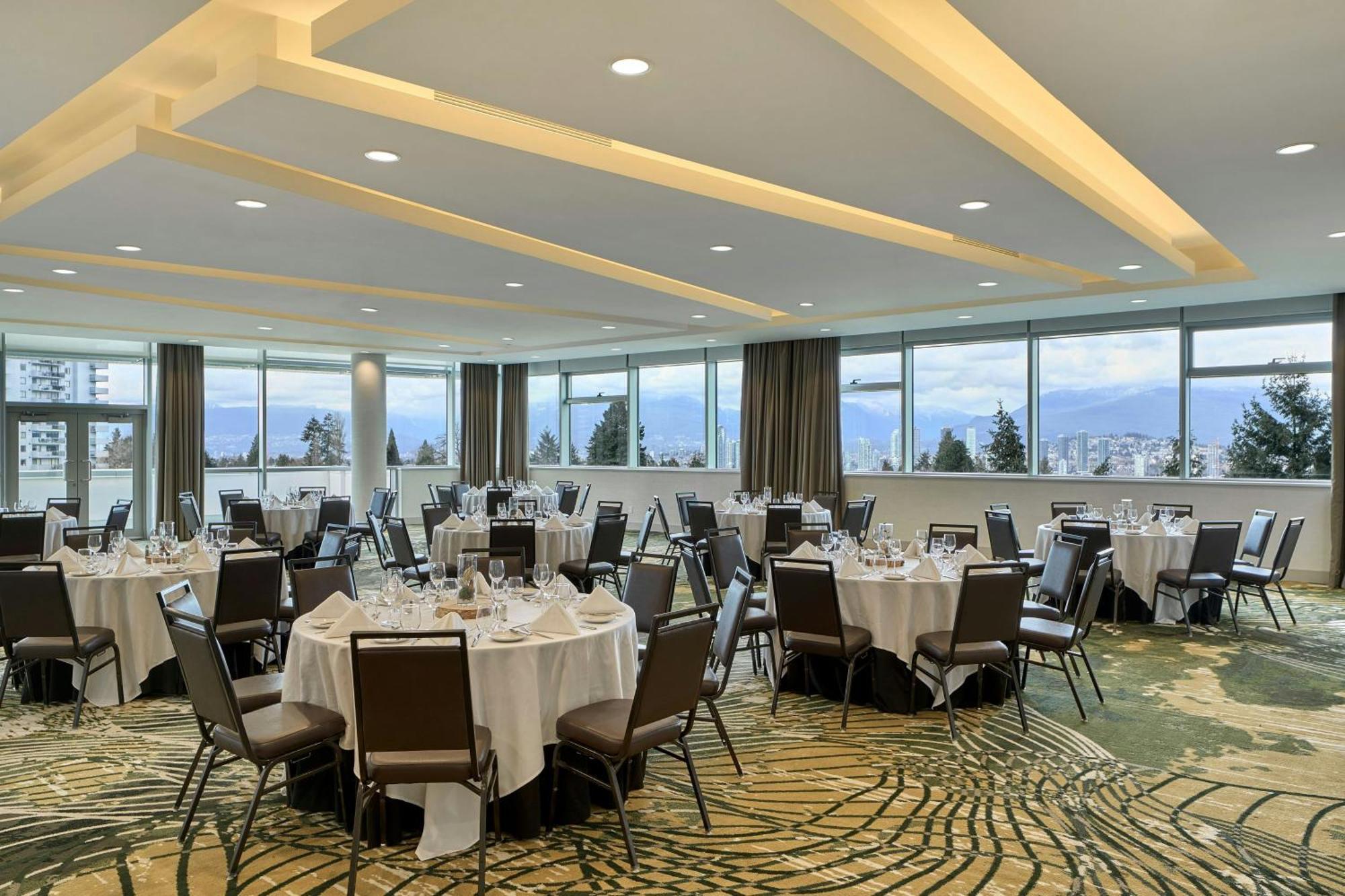 Hotel Element Vancouver Metrotown 4*