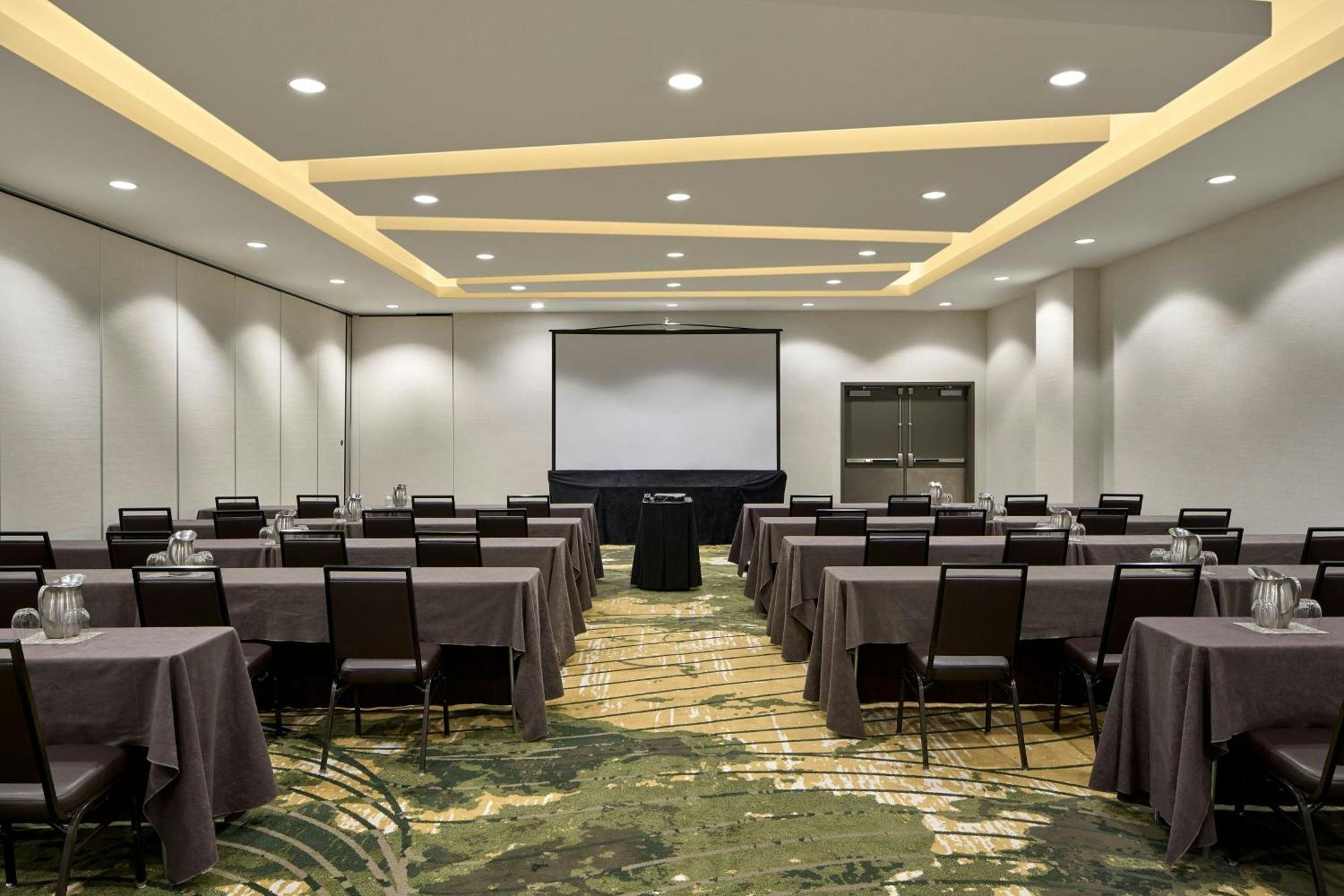 Element Vancouver Metrotown Hotel 4*